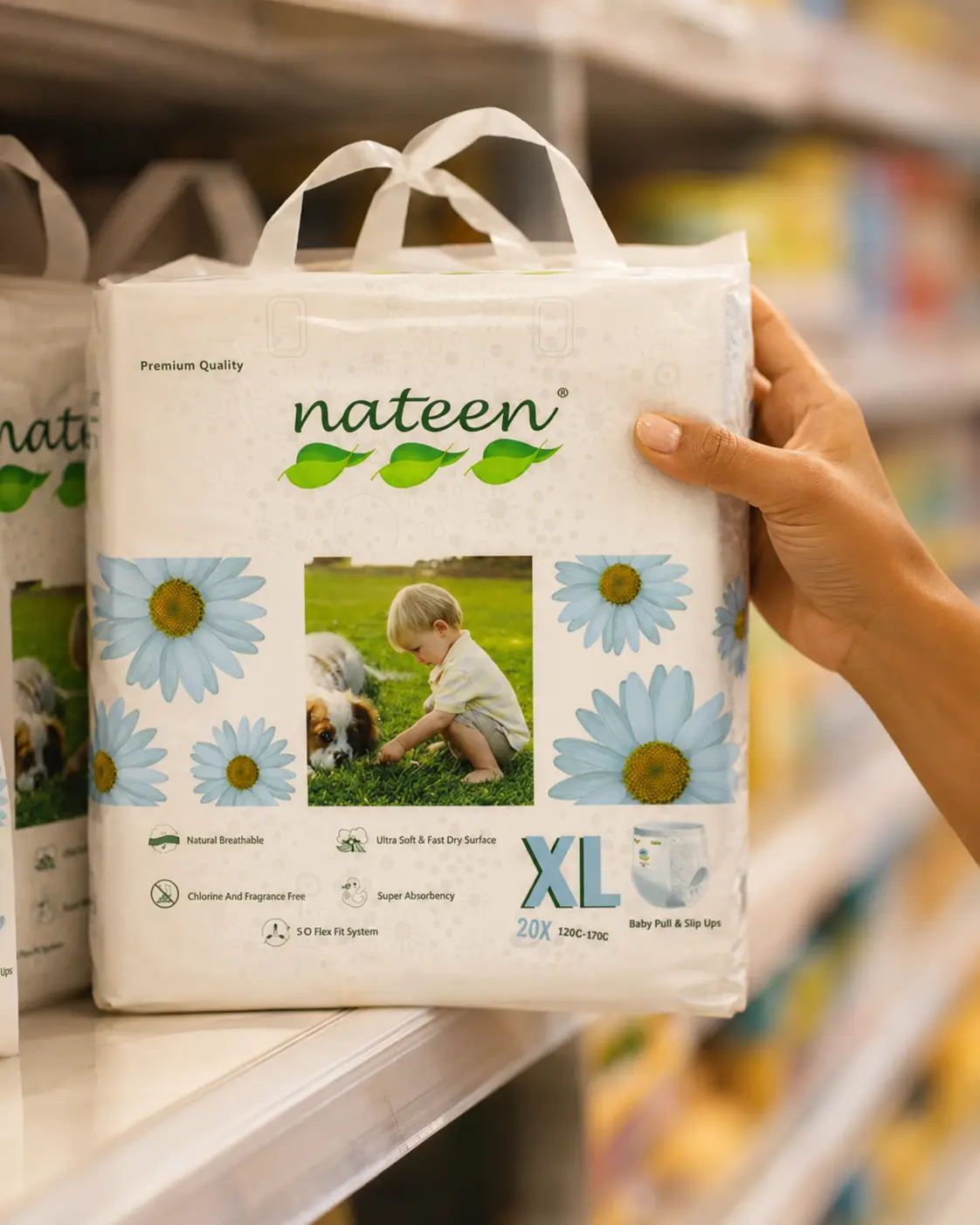 Paquete de pañales Nateen en el estante de un supermercado